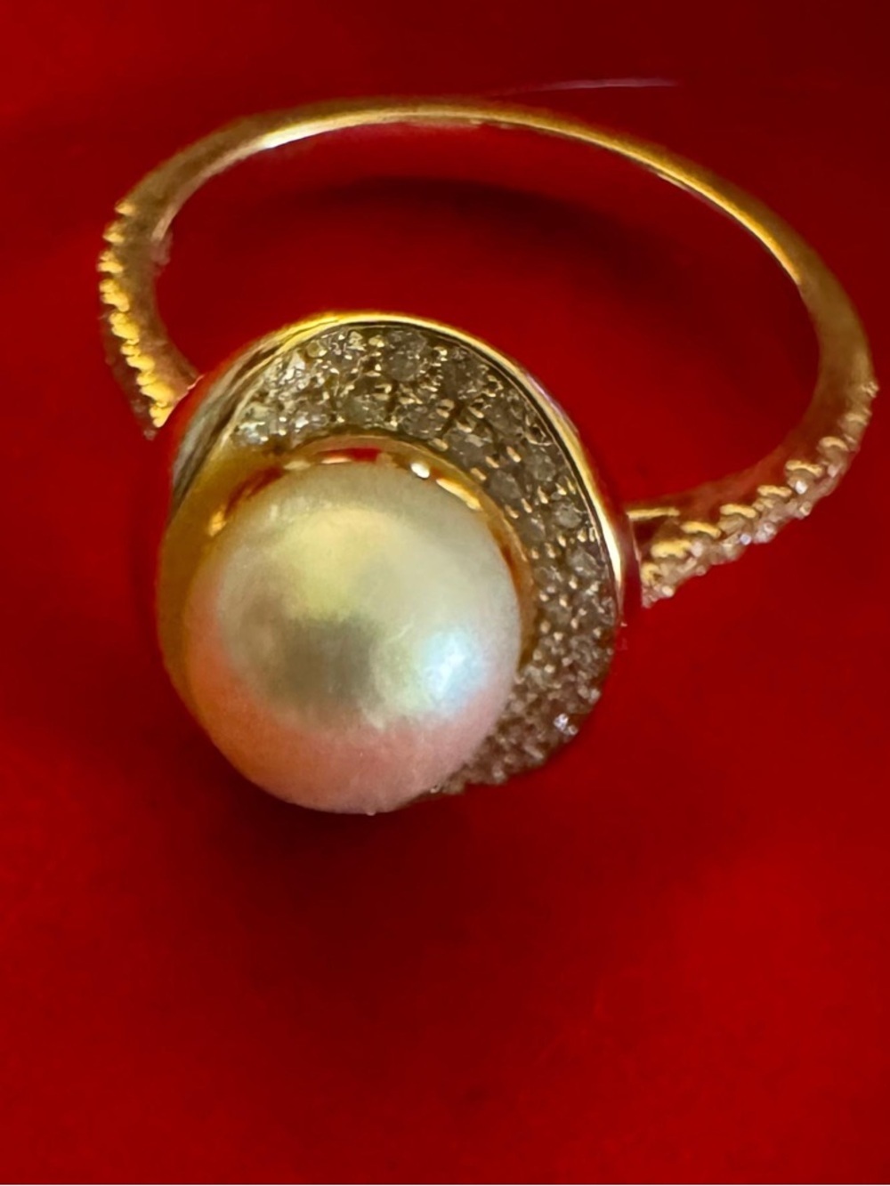Exquisite Natural Pearl & Diamond Ring in 18k Yellow Gold